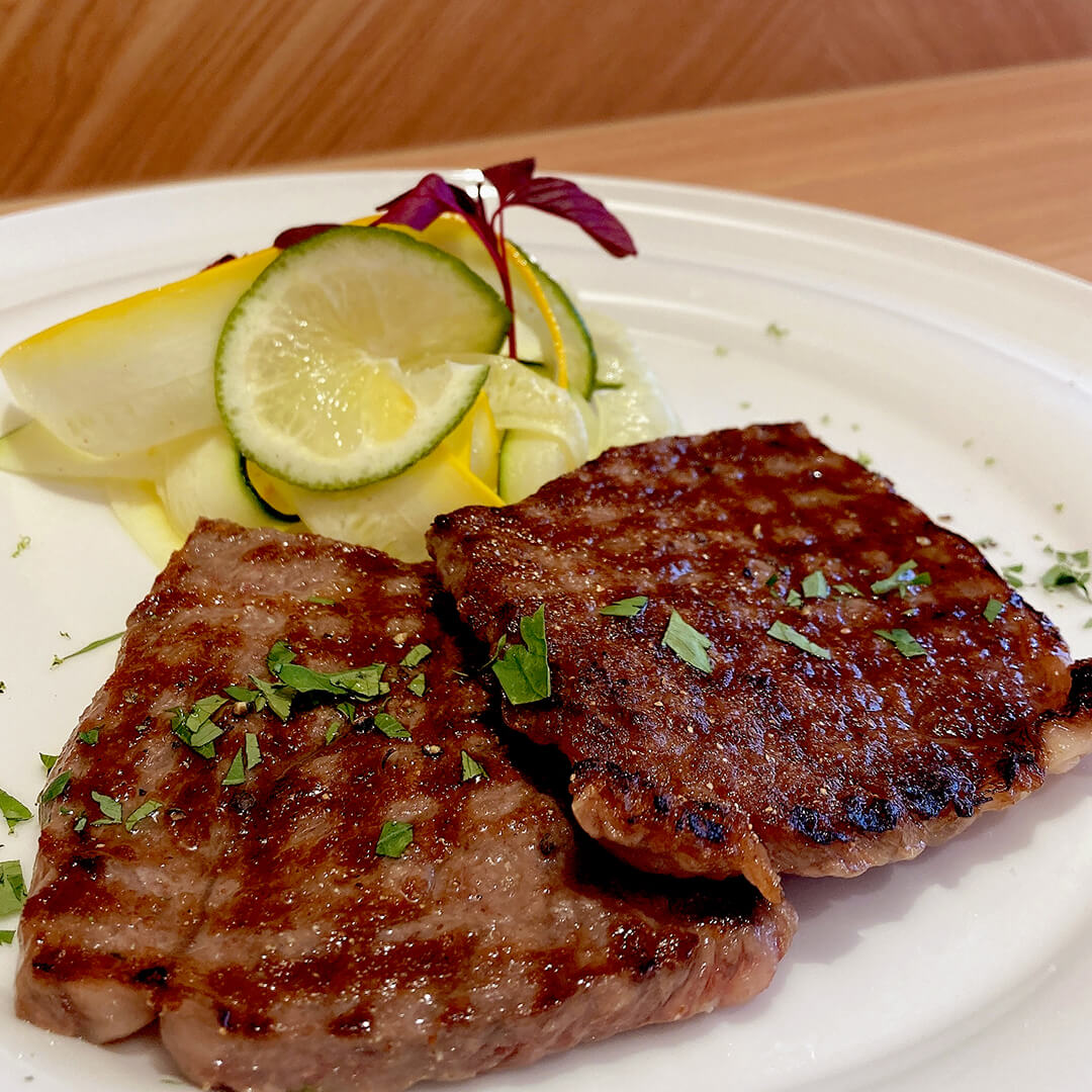 国産牛ロース肉のパイヤールライムとズッキーニのマリネ