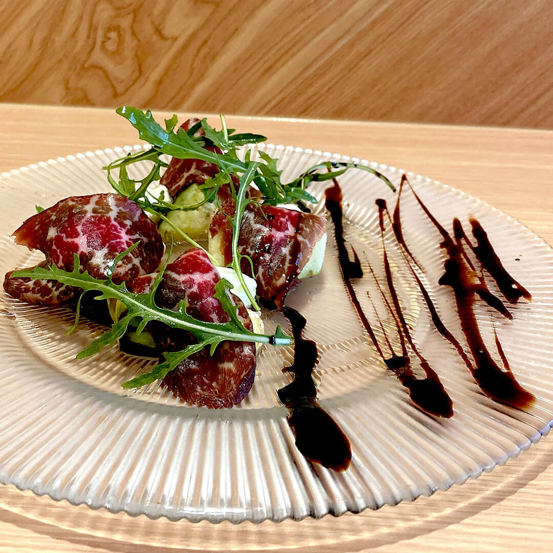 牛もも肉のブレザオラと水茄子、リコッタチーズのサラダ仕立て